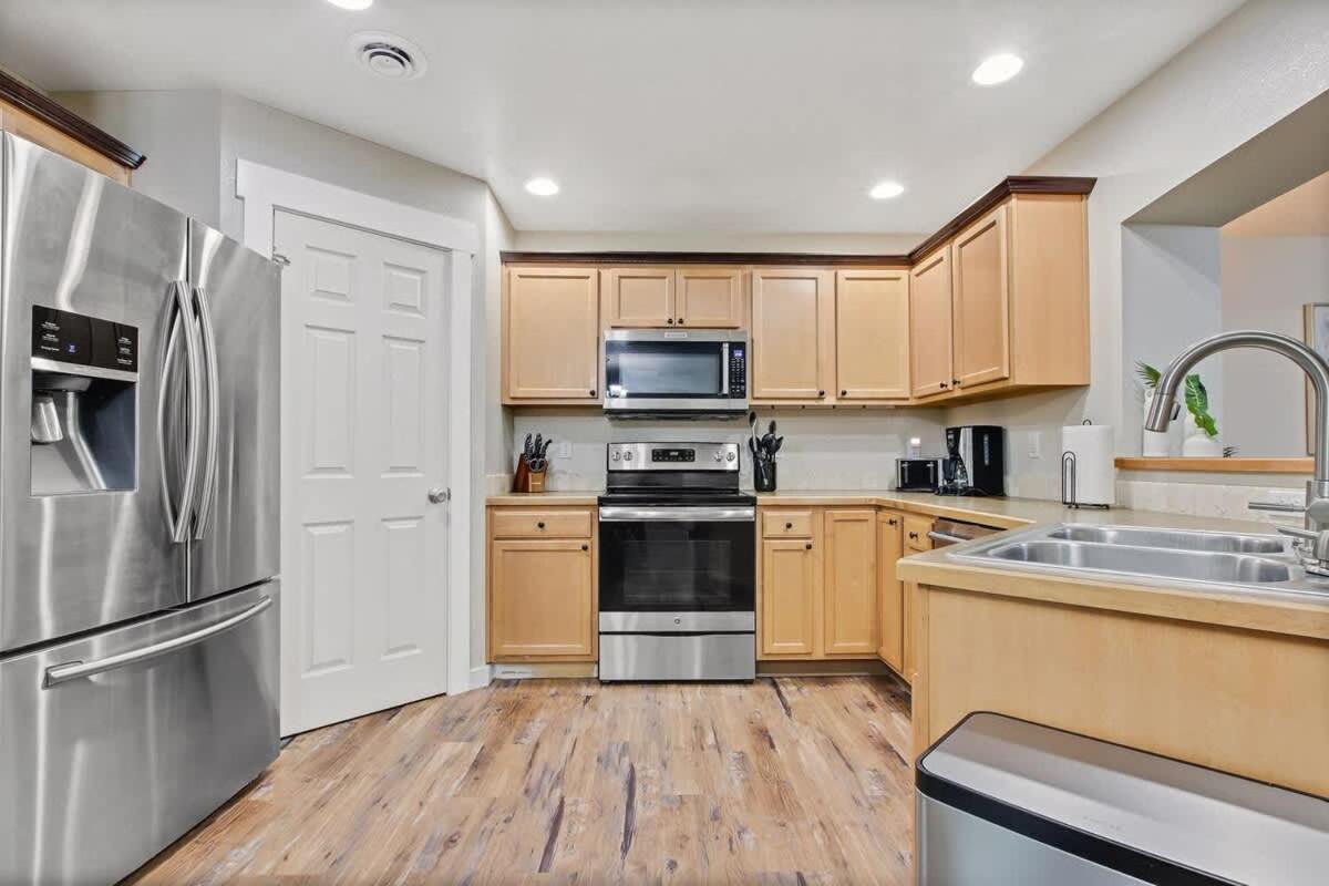 Newly Remodeled Private Sleeps 16 Holiday home *