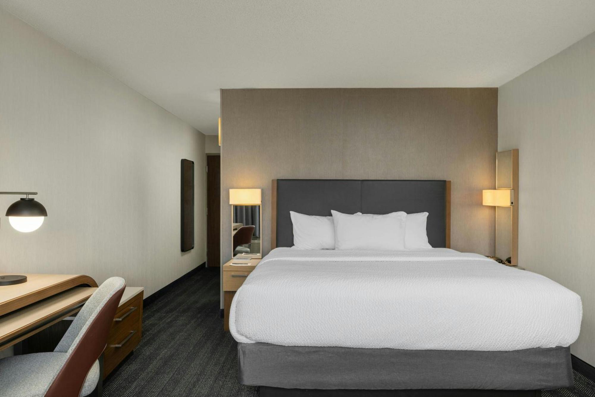 Courtyard Downtown 3*