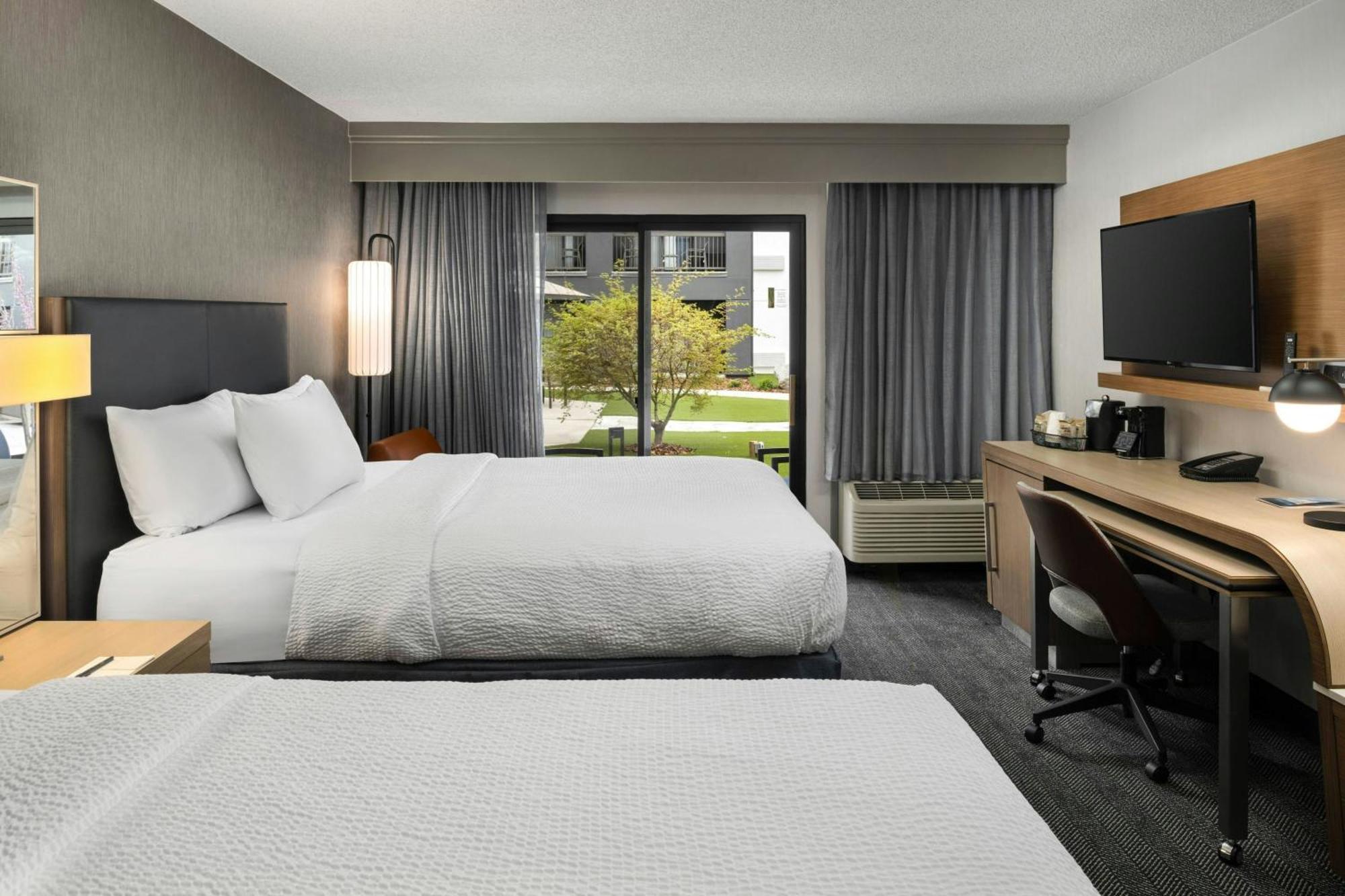 Courtyard Downtown 3*