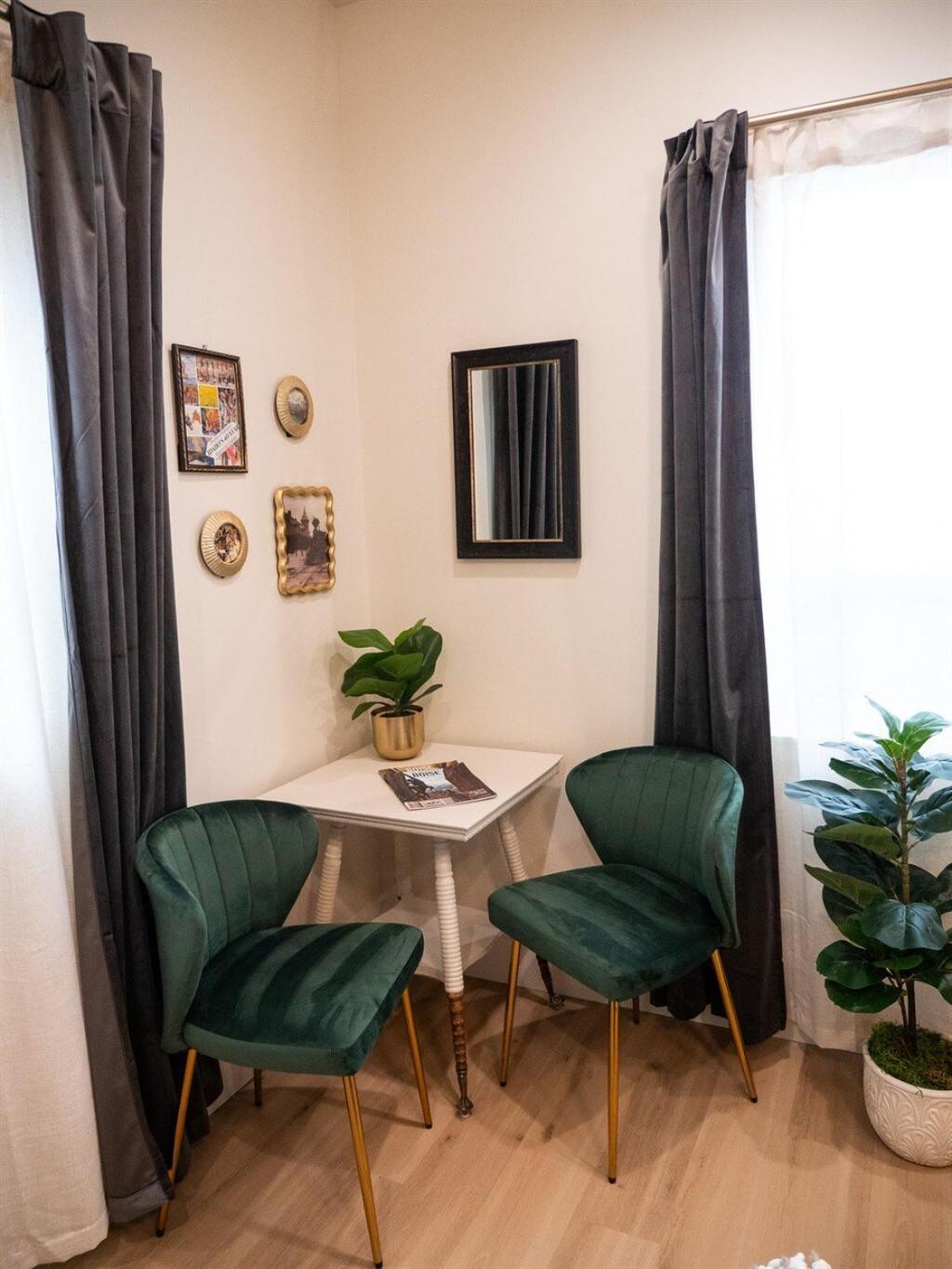 Downtown Sunset Ave Romantic Private