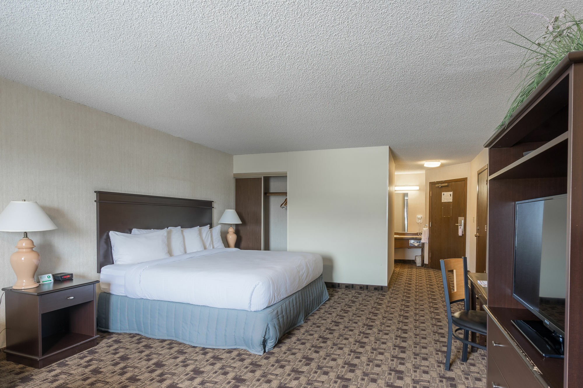 Cottonwood Riverside Downtown Hotel