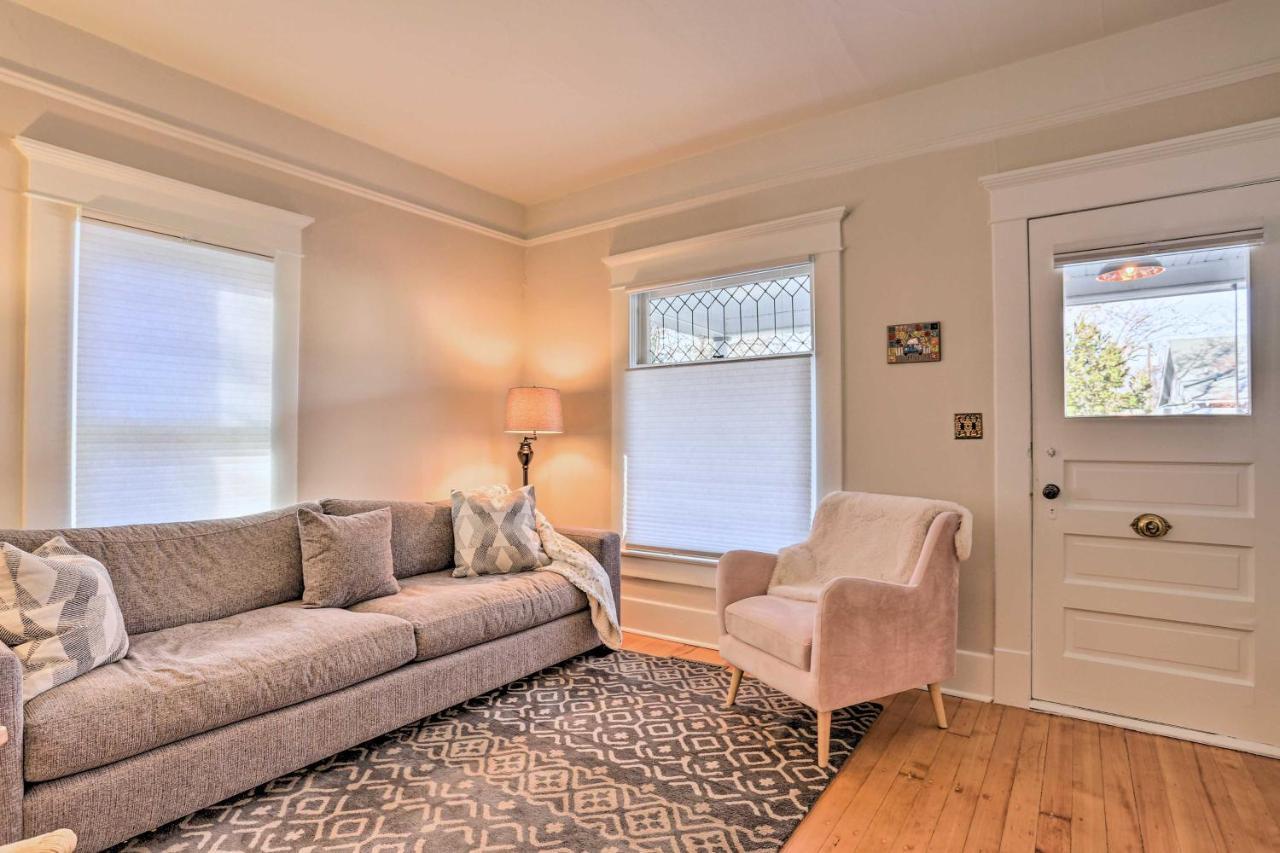 Vintage-chic With Patio - Walk To Hyde Park! Holiday home *